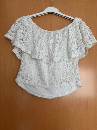 Blusa blanca encaje hombros descubiertos