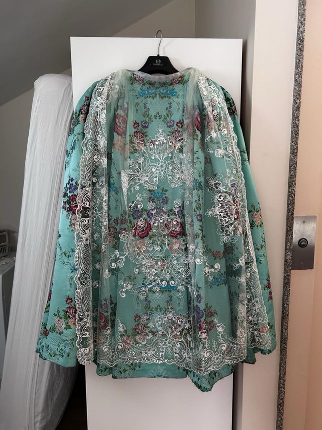 Trajes de Fallera , color agua marina y morado .