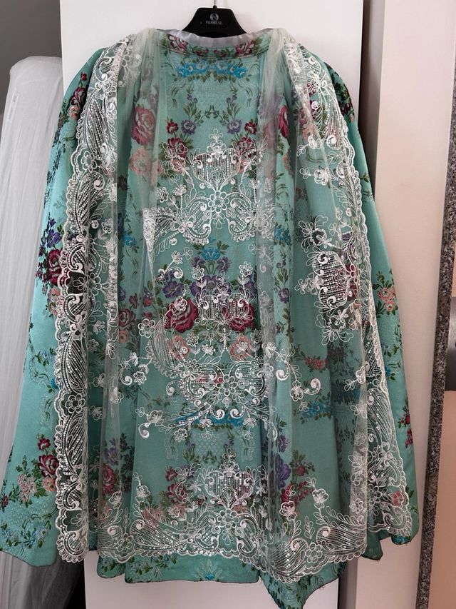 Trajes de Fallera , color agua marina y morado .