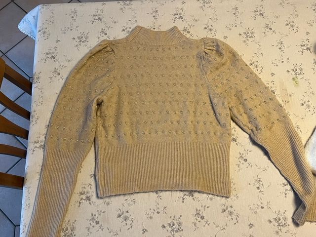 Maglione beige morbido con maniche a sbuffo