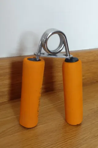 Lote aparato de fuerza para manos y dos mancuernas