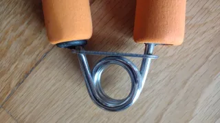 Lote aparato de fuerza para manos y dos mancuernas