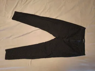 Pantalones Stradivarius negros con lunares