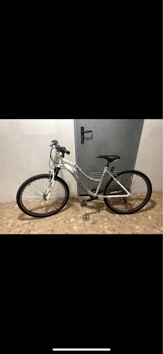 Bicicleta de montaña blanca