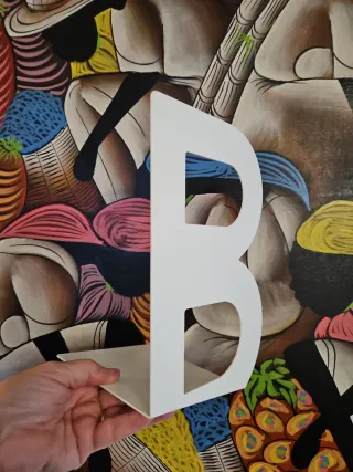 Sujetalibros Letra B Blanco. De Ikea.