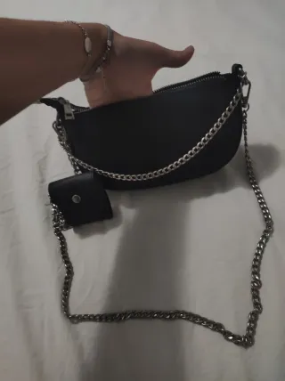 Bolsito negro con cadena y monedero