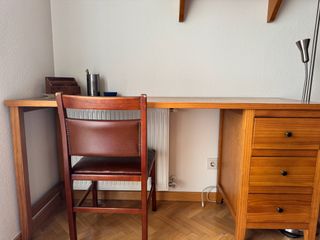 Escritorio de pino con 2 estantes flotantes