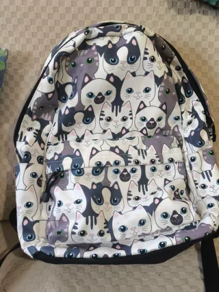 Mochila escolar gatos seminueva