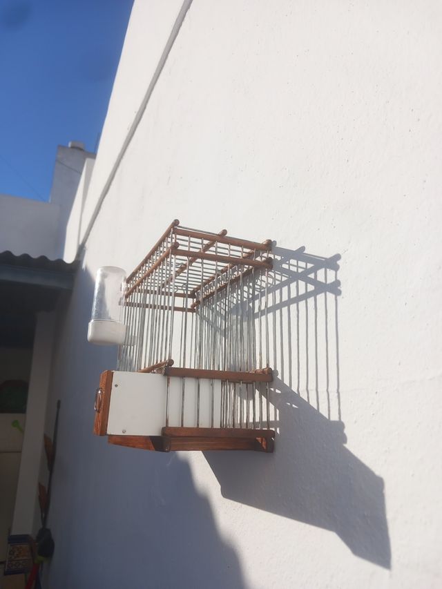 Jaula artesanal para pájaros