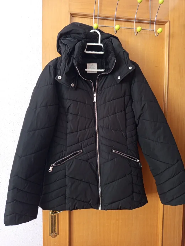 Abrigo negro con capucha