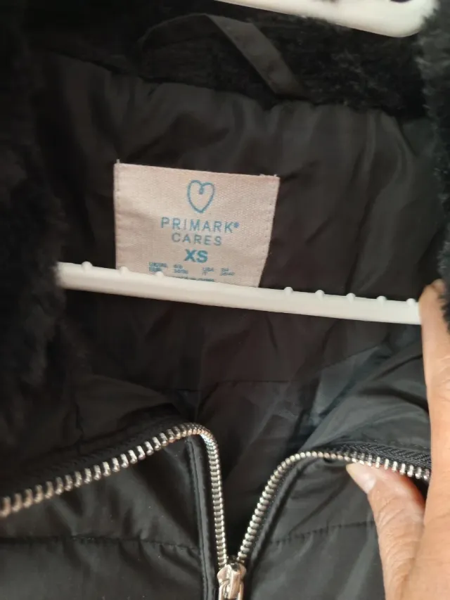 Abrigo negro con capucha