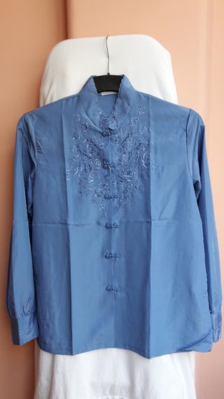 Blusa azul bordada, El Corte Inglés.