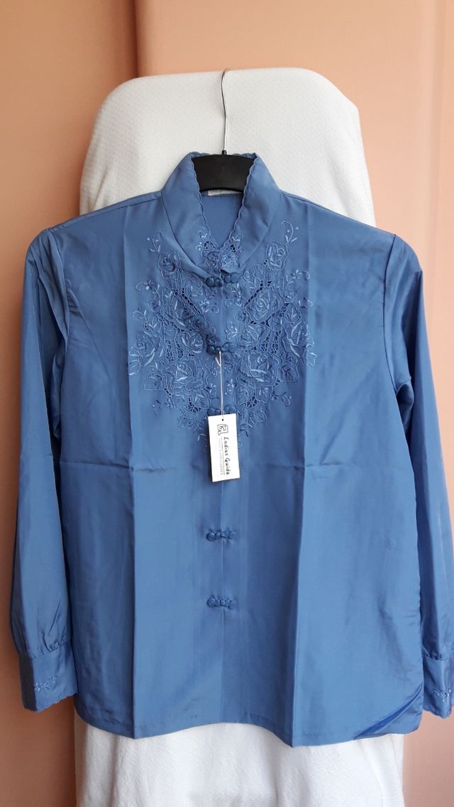 Blusa azul bordada, El Corte Inglés.