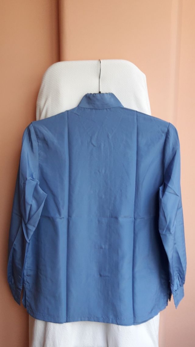 Blusa azul bordada, El Corte Inglés.