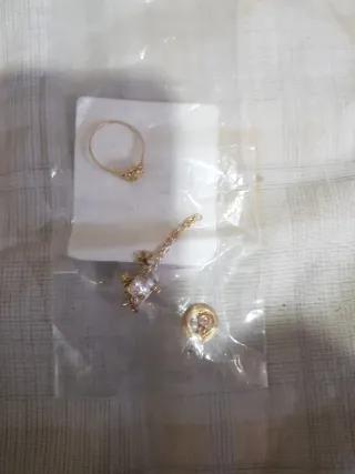Pendientes 3 y anillo. peso 5.089g Oro