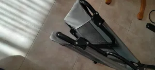 Cama plegable para perro gris