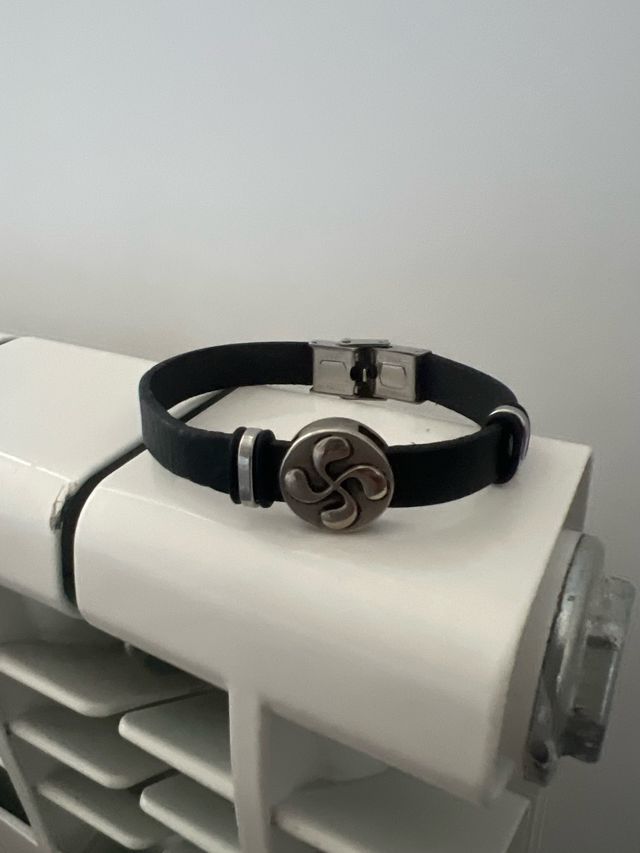 Pulsera de cuero negra símbolo cruz celta