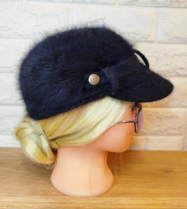 Gorra negra de pelo sintético