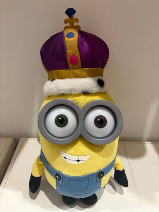 Peluche Minion Rey Bob. Corona Morada.