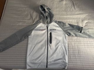 Sudadera Hoodrich gris y blanca con capucha