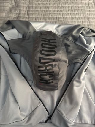 Sudadera Hoodrich gris y blanca con capucha