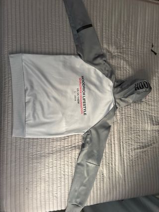 Sudadera Hoodrich gris y blanca con capucha