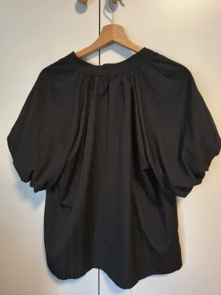 Jersey negro manga abullonada