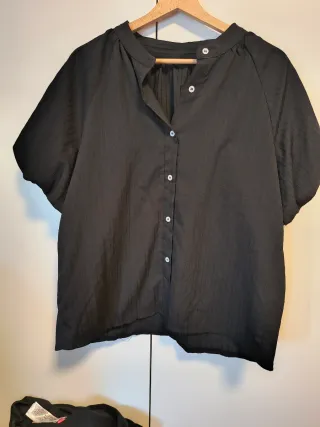 Jersey negro manga abullonada