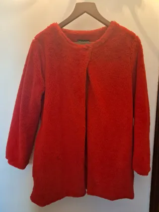 Abrigo rojo de pelo sintético