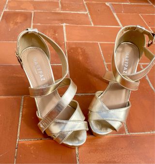 Sandalias de tacón doradas