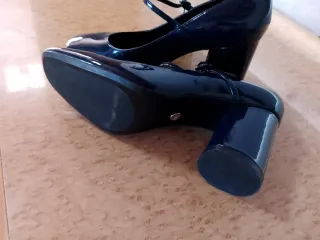 Zapatos de tacón azul charol