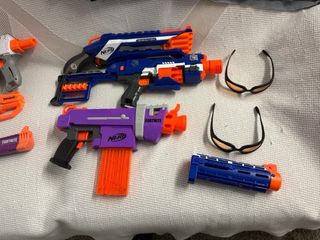 Lote pistolas Nerf y accesorios. Sin balas.