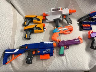 Lote pistolas Nerf y accesorios. Sin balas.