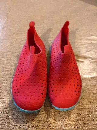 Scarpe da mare rosse forate numero 31/32 decathlon