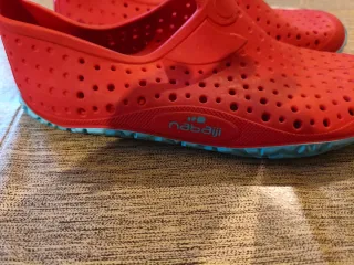 Scarpe da mare rosse forate numero 31/32 decathlon