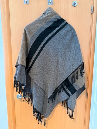 Poncho/Capa Punto Gris y Marrón Flecos Talla Única