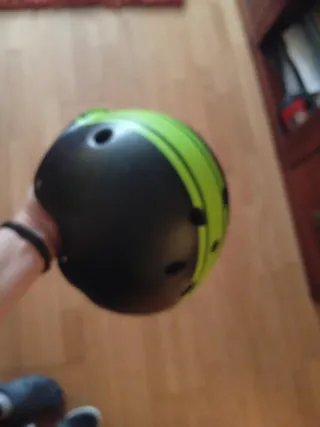 Casco Patines Verde y Negro