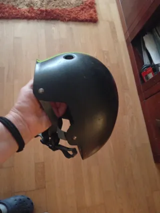 Casco Patines Verde y Negro