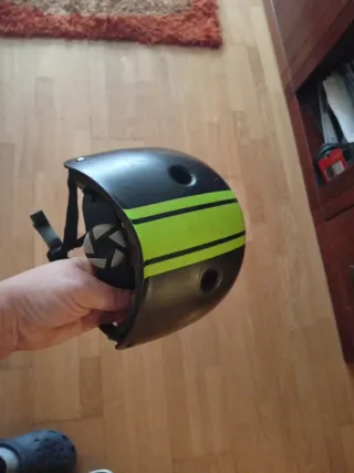 Casco Patines Verde y Negro