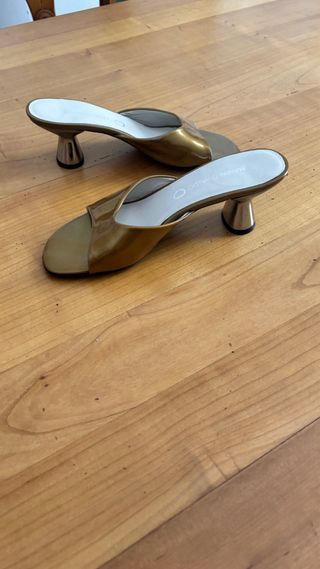 Sandalias tacón doradas MARTIN OSVALDO