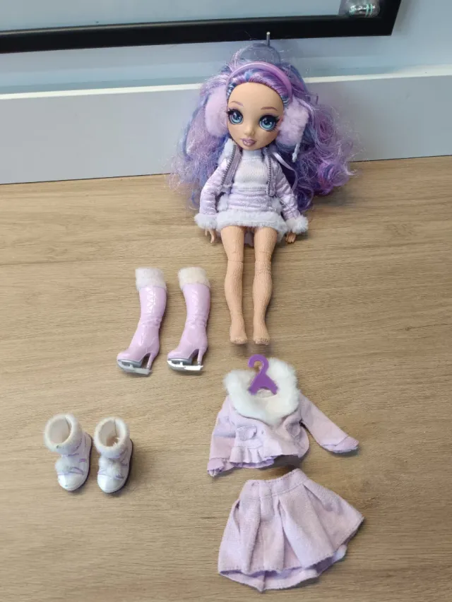 Muñeca Rainbow High Invierno