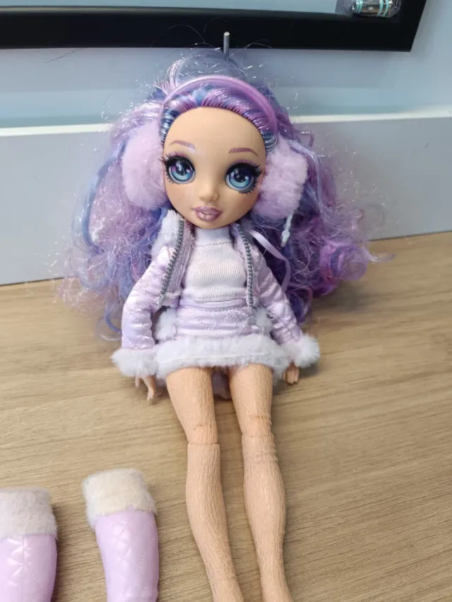 Muñeca Rainbow High Invierno