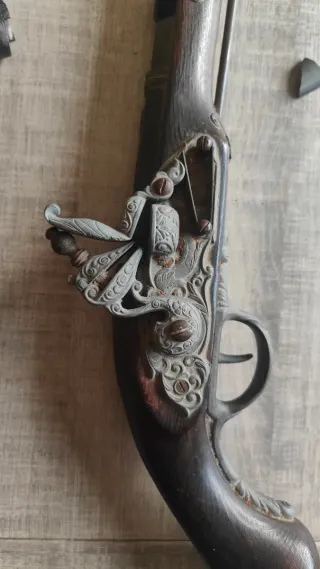 Pistola decorativa antigua