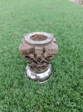 Portacandele in pietra con base in metallo