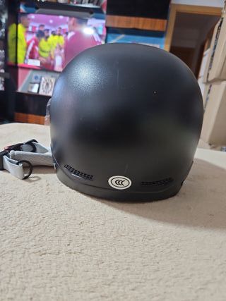 Casco de patinete negro