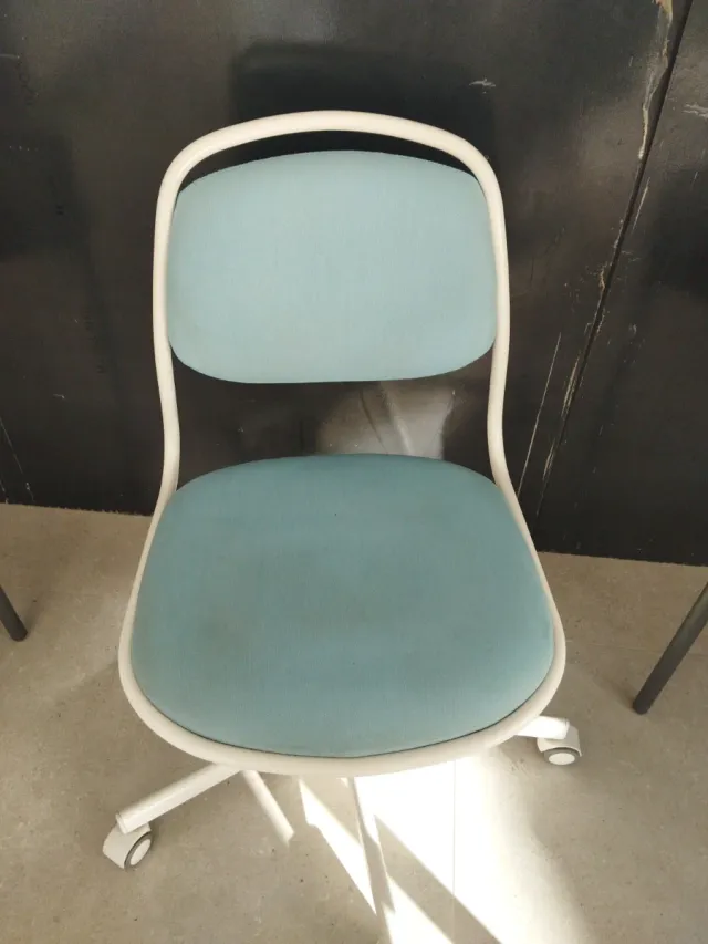 Silla giratoria celeste y blanca. Apto hasta 12 añ