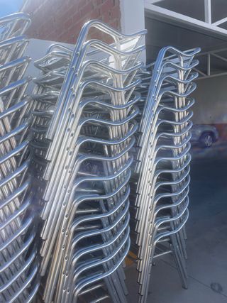 Mesas y sillas de terraza apilables