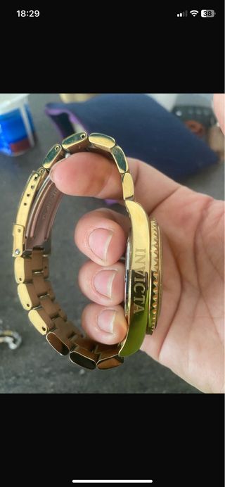 Reloj Invicta Dorado con Bisel Diamantado