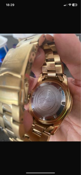 Reloj Invicta Dorado con Bisel Diamantado