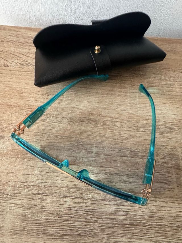 Gafas de sol azules y doradas